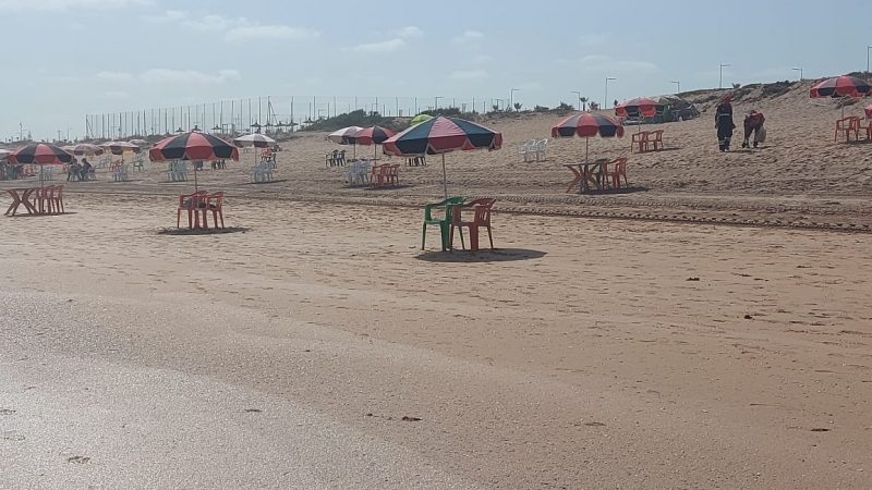 الدار البيضاء: عودة احتلال الشمسيات والكراسي للكراء بشاطئ عين الذئاب