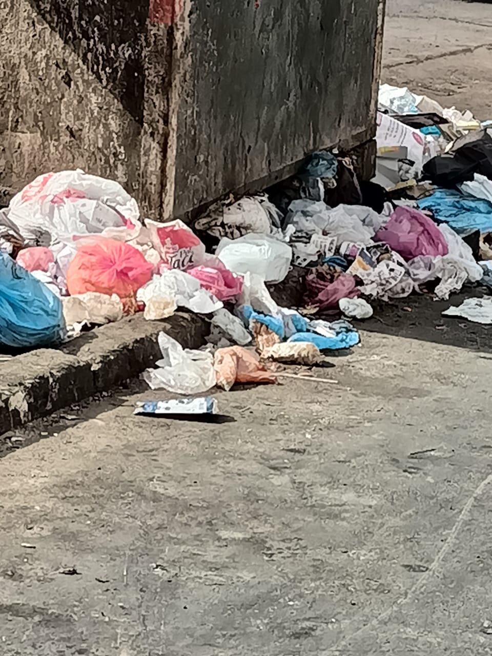 نشر القمامة من حاوية للأزبال بمدينة الجديدة