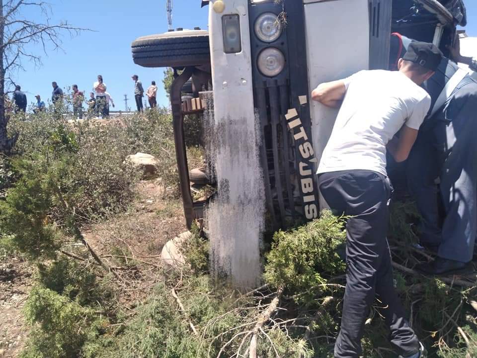 عاجل : انقلاب شاحنة بمنعرجات بين الويدان، والسائق لا يزال محاصرا في غرفة القيادة