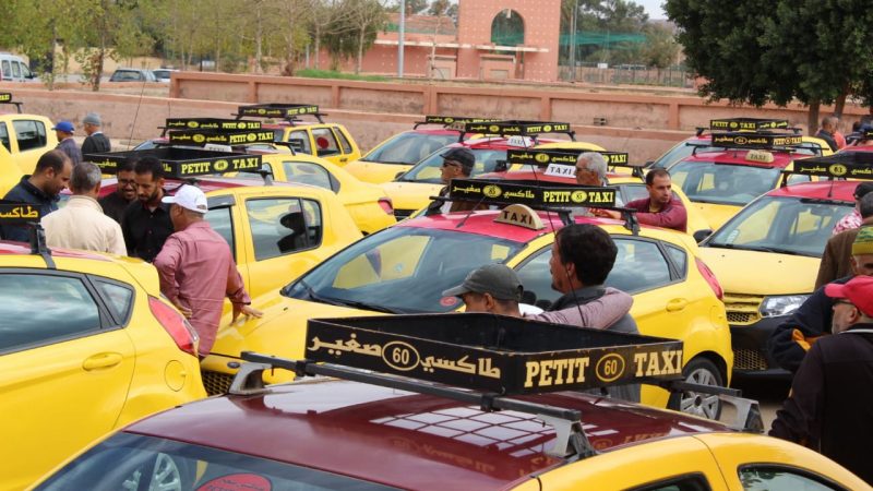 مهنيو وسائقو سيارات الأجرة ينظمون وقفة احتجاجية أمام باشوية جماعة خنيفرة