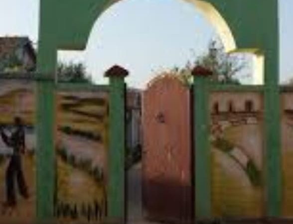 خنيفرة: غياب علامات التشوير بشارع أم الربيع يحمل مخاطر على تلاميذ مدرسة النصر