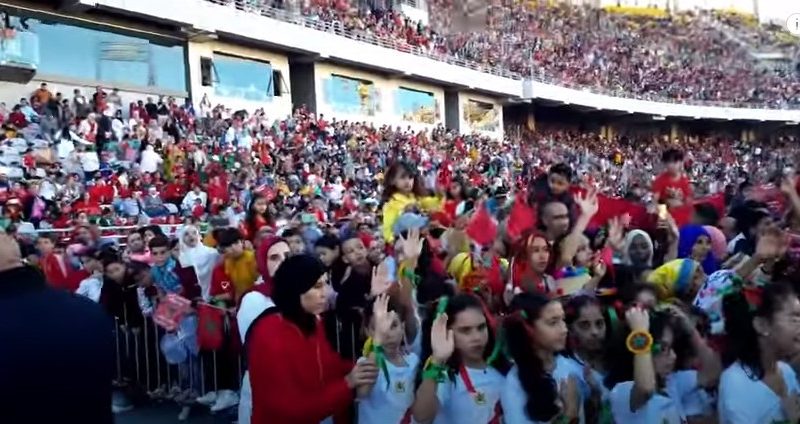 بحضور الآلاف من الأطفال ..طنجة تلتحف الأحمر والأخضر في ذكرى المسيرة الخضراء