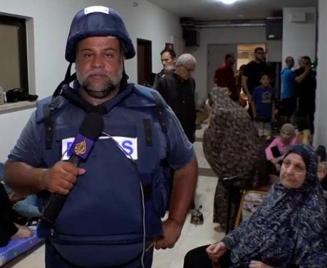 الصحافي وائل الدحدوح يودع اسرته في قصف إسرائيلي بغزة