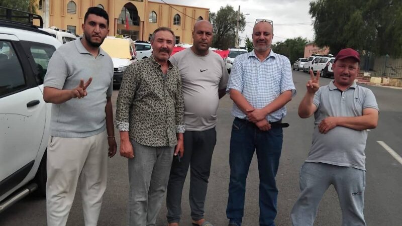 اعتصام مفتوح لطاكسيات وادي زم أمام باشوية المدينة، من أجل تطبيق القانون وتحرير محطة طاكسيات مولاي بوعزة