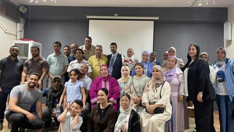 الأطر التربوية والإدارية وجمعية آباء وأمهات تلميذات وتلاميذ مؤسسة العروسية الإعدادية تكرم مديرها السيد « عزيز الشجعي »