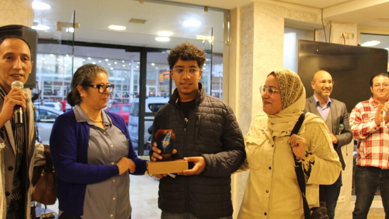 تكريم أصغر مشارك حضر لحفل جمعية ريشة وفن في عيد ميلادها العاشر.