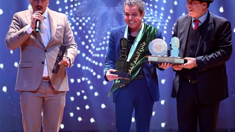 تكريم الفنان عبد الكبير الركاكنة في حفل جائزة النجم المغربي لسنة 2025.