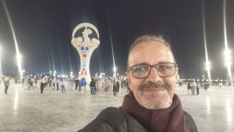 الدفء الإنساني جسده عميد   الفريق.. وبين يديه شعار المملكة يحاول أن يغطي به رأس طفل!!