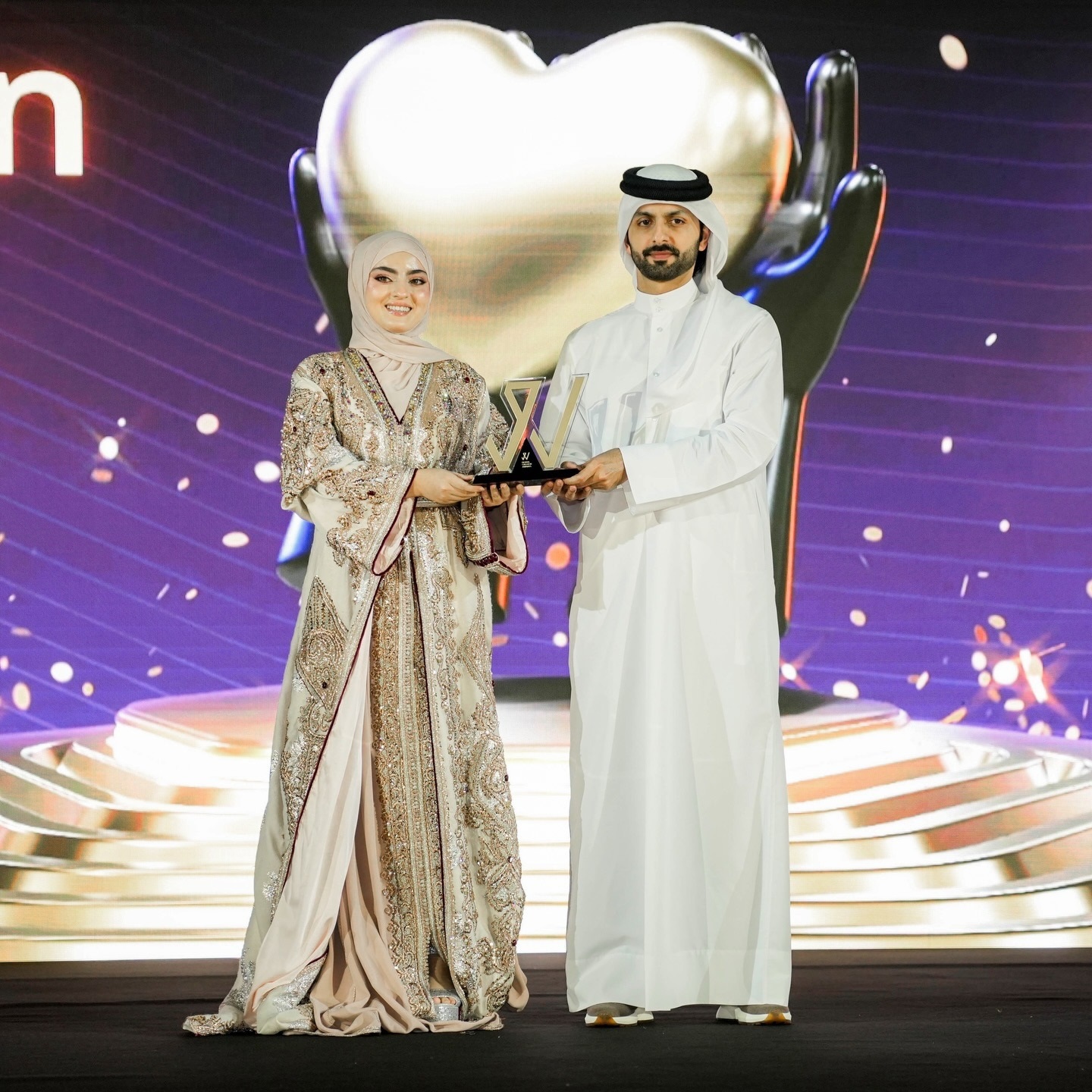 تتويج المغربية أمينة الذهبي بجائزة « الأثر الإنساني » كأفضل صانعة محتوى في العالم العربي بقطر